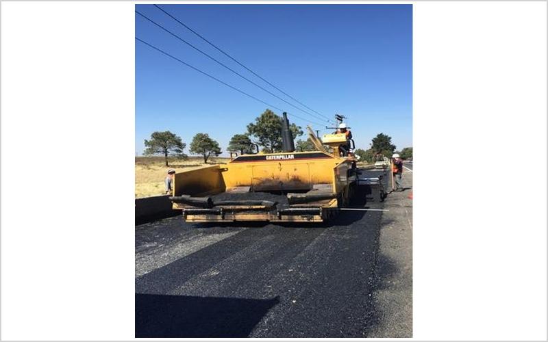 Mantenimiento carretero con equipo de pavimentación